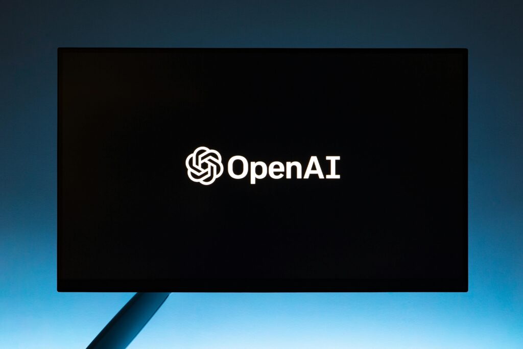 Un écran avec le logo et le titre de la compagnie OpenAI