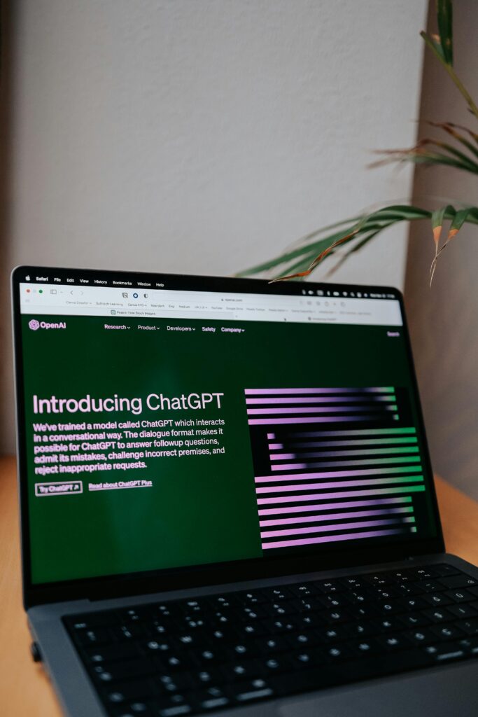 Un laptop Apple avec la page d'accueil du site ChatGPT